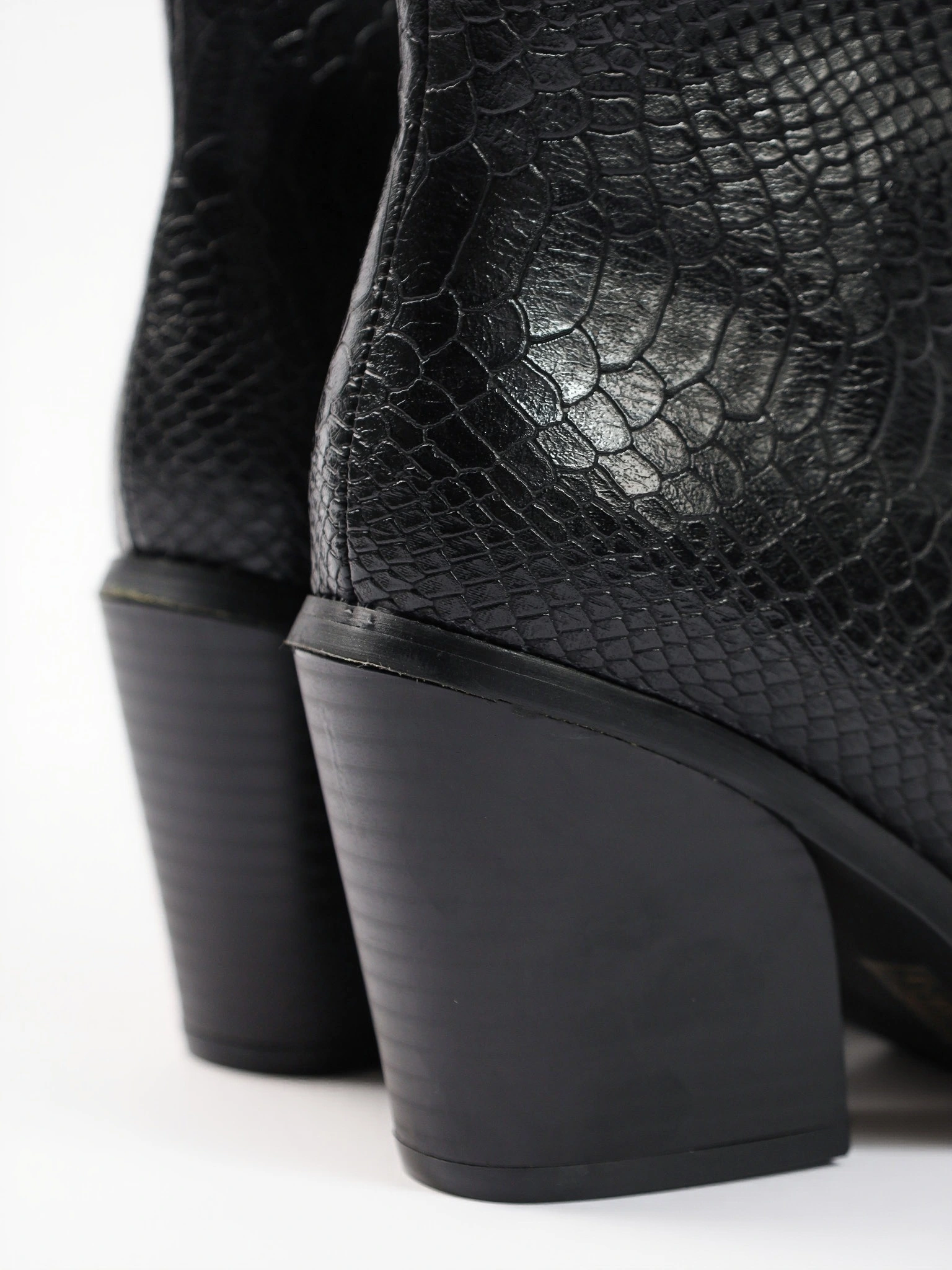 Ботильоны черного цвета из натуральной кожи под рептилию